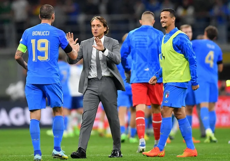 Azzurri phá hỏng giấc mơ của Hungary ảnh 1