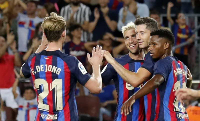 HLV Xavi từng bước xây dựng nên một đội hình chiến thắng dù không có Messi.