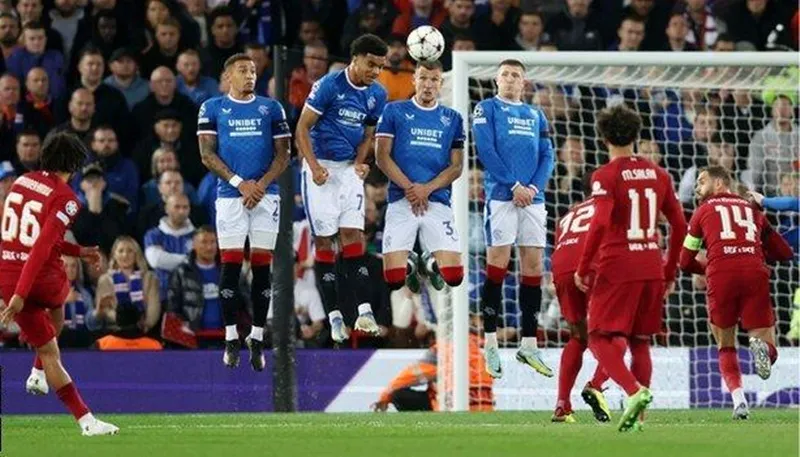 Liverpool trở lại, Napoli quá mạnh ảnh 1