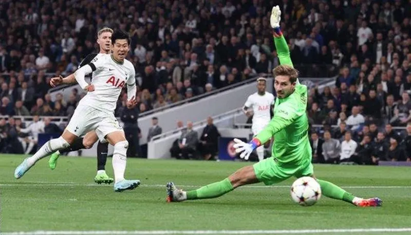 Son Heung-min tỏa sáng với cú đúp giúp Tottenham ngược dòng.
