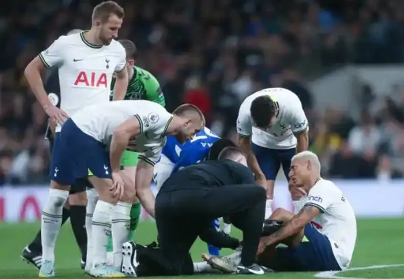 Richarlison lo lắng khi dính chấn thương nghiêm trọng vào lúc này. Ảnh: Getty Images