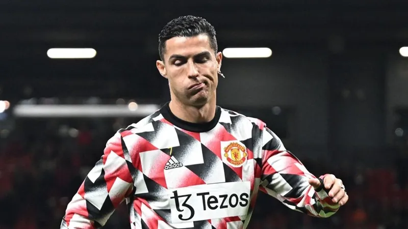 Cristiano Ronaldo không hài lòng với việc ngồi dự bị.