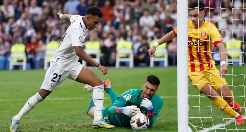 Rodrygo từ bị chối bàn quyết định vì được cho đã đá bóng khỏi tay thủ thành Gazzaniga.