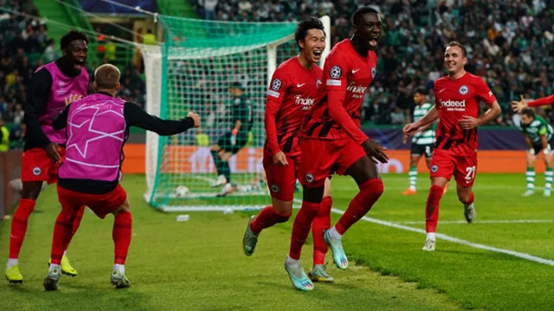 Tottenham, Frankfurt giành vé kịch tính trên sân khách ảnh 1