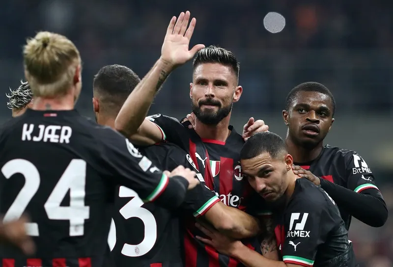 Olivier Giroud giúp AC Milan trở lại vòng knock-out Champions League sau 9 năm.