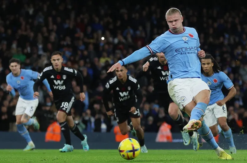 Erling Haaland đầy quyết tâm khi thực hiện quả phạt đền quyết định. Ảnh: Getty Images 