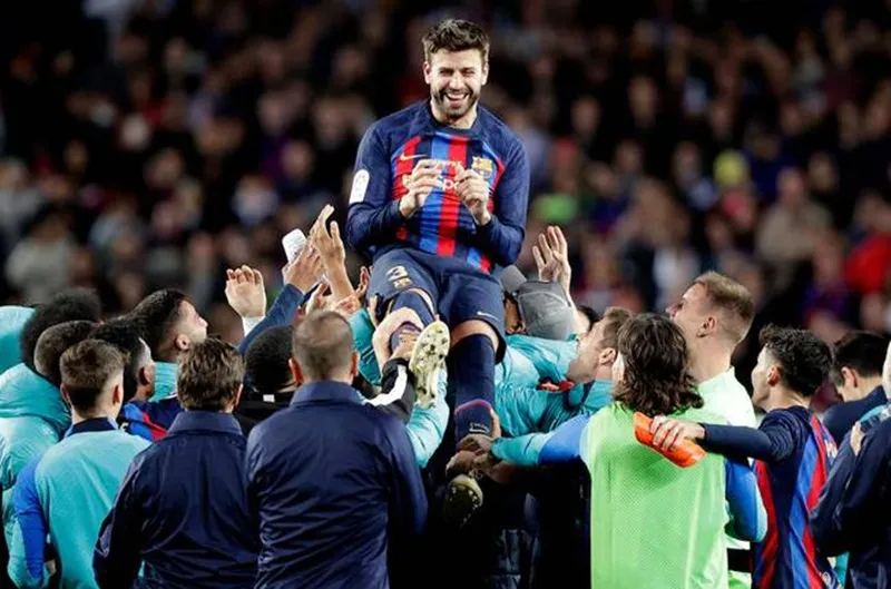 Pique đẫm nước mắt chào tạm biệt Camp Nou ảnh 1