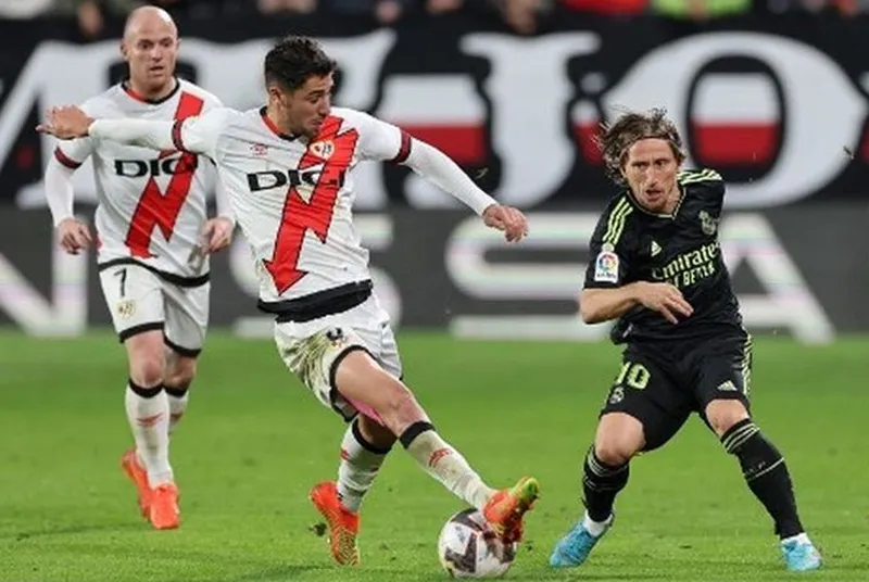 Real Madrid thua trận đầu tiên, mất ngôi đầu về tay Barca ảnh 1