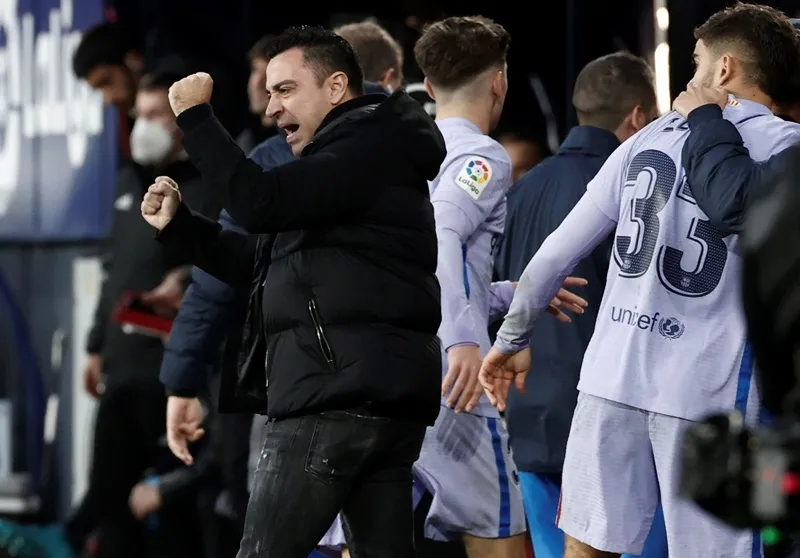 Lewandowski và Pique nhận thẻ đỏ, Barca vẫn ngược dòng tại Osasuna ảnh 1