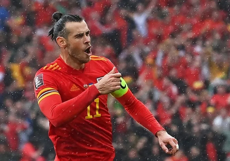 Gareth Bale mừng bàn quyết định giúp Xứ Wales kết thúc 64 năm chờ đợi World Cup.