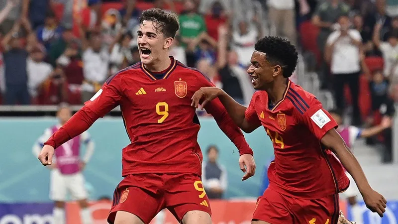 Gavi (trái) trở thành cầu thủ ghi bàn trẻ nhất tại World Cup kể từ sau Pele.