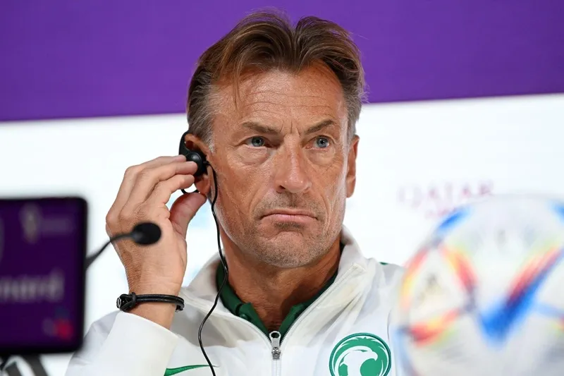 HLV Herve Renard cố gắng kéo giảm sự hưng phấn của các cầu thủ.