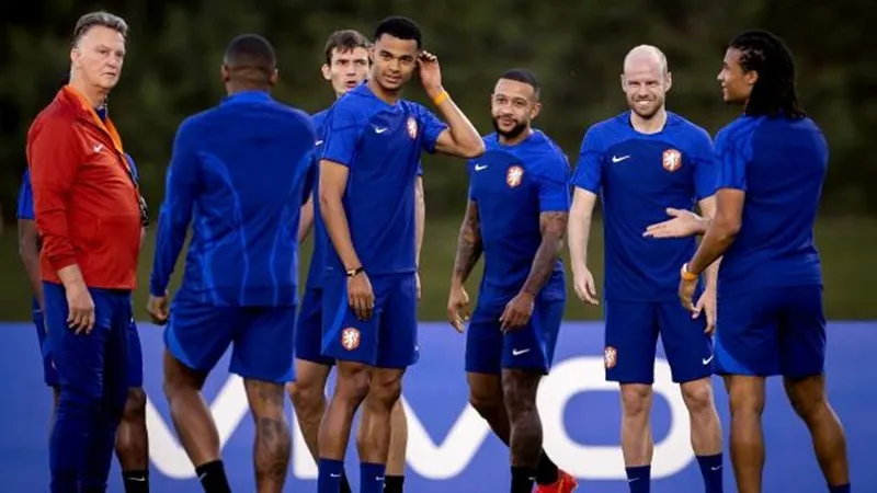 HLV Louis van Gaal chỉ cho cầu thủ tập nhẹ trước trận đấu.