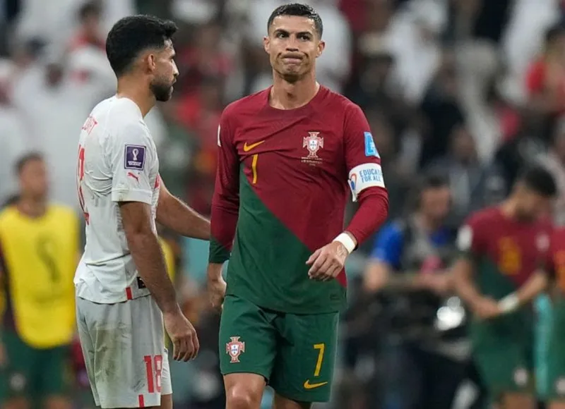 HLV Fernando Santos: “Hãy để Ronaldo yên!” ảnh 1