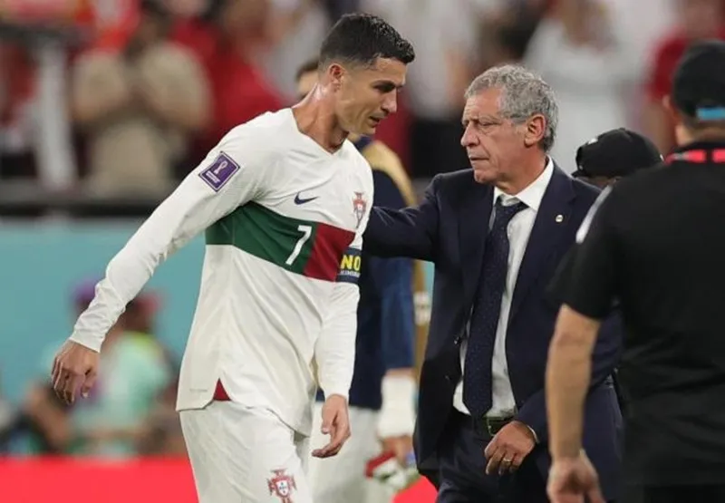 HLV Fernando Santos chia sẻ khi Cristiano Ronaldo kết thúc trận trong nước mắt.
