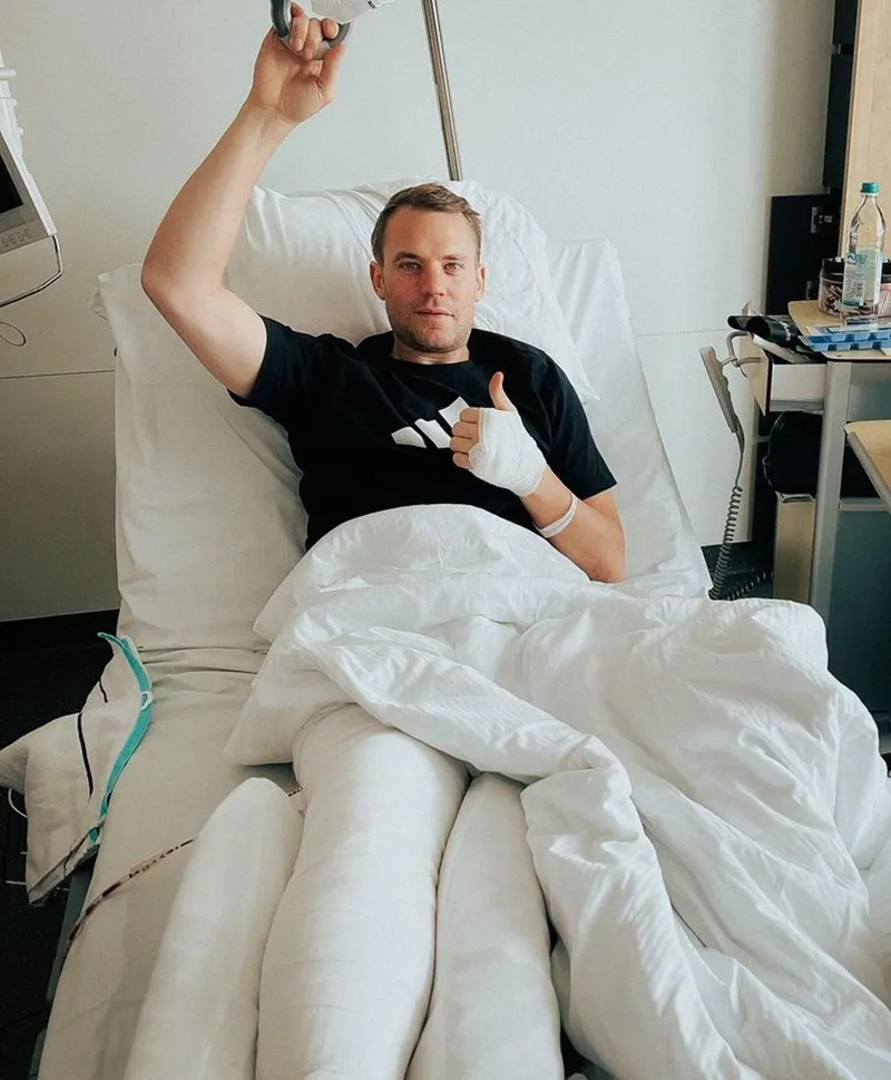 Chưa hết buồn cùng tuyển Đức, thủ môn Neuer gặp “hạn” gãy chân ảnh 1