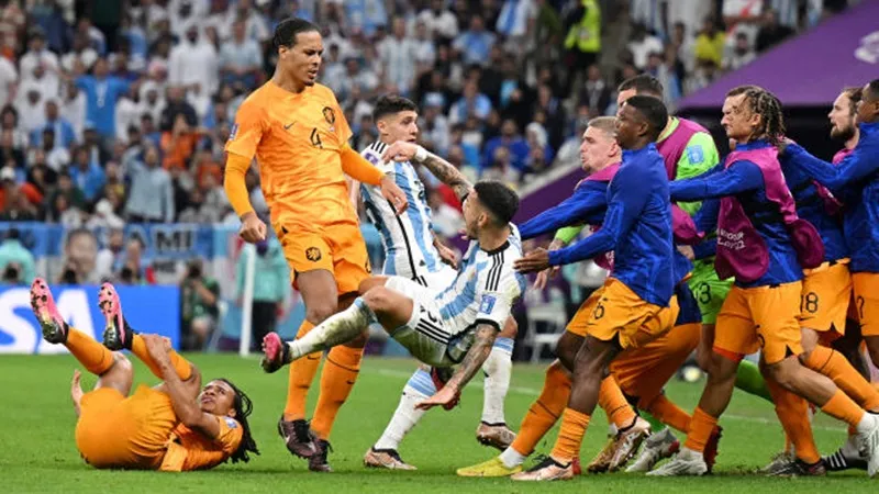 Một trong vô số những pha va chạm giữa cầu thủ Argentina và Hà Lan.