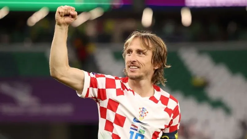 Luka Modric như một lát chanh đang bị vắt kiệt đến từng giọt khát vọng.