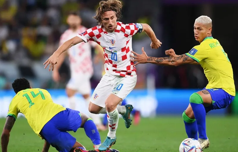 Luka Modric - Lát chanh khô trong ly rượu Rakija ảnh 1