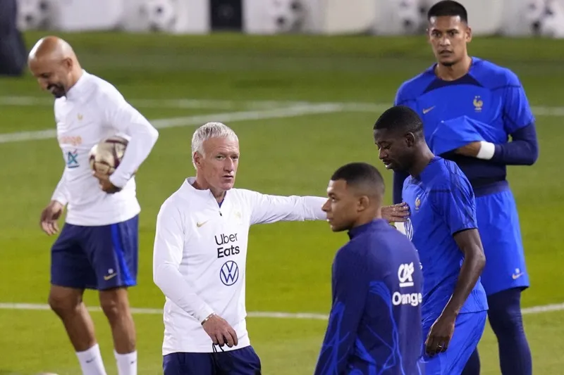 HLV Didier Deschamps tập trung chuẩn bị trước trận chung kết.