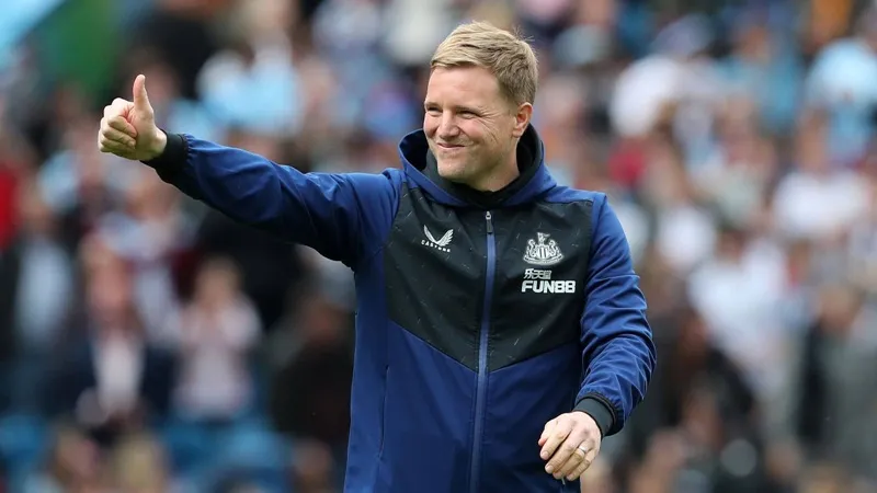 HLV Eddie Howe không chịu nhiều áp nên Newcastle cứ… nhắm mắt mà đá.