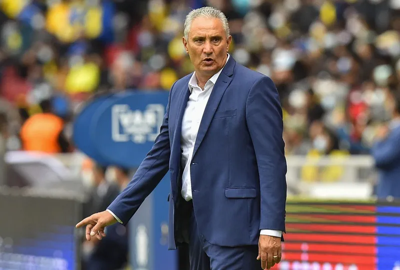 HLV Tite vừa bị cướp trên đường phố Rio de Janeiro.