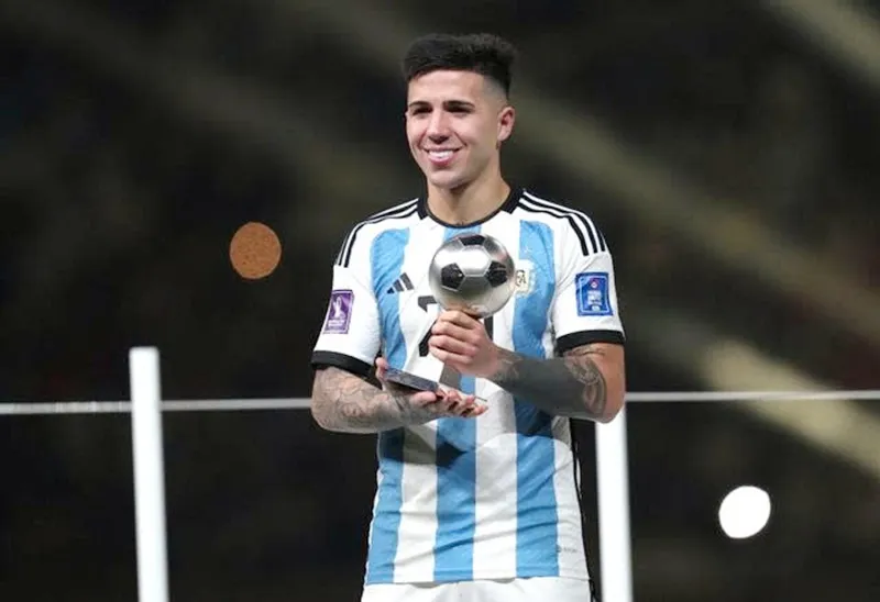 Enzo Fernandez và giải thưởng Cầu thủ trẻ xuất sắc nhất World Cup 2022.