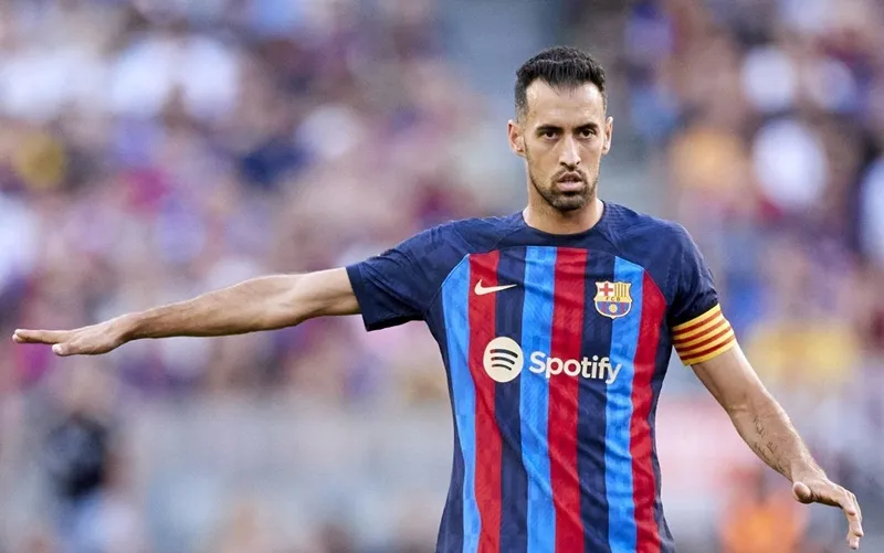Sergio Busquets ở lại Barcelona vì người đồng đội cũ Lionel Messi… không đến Mỹ.