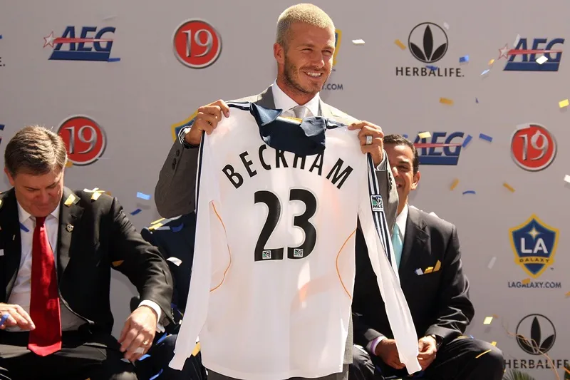 David Beckham từ Real Madrid đến LA Galaxy (Mỹ).