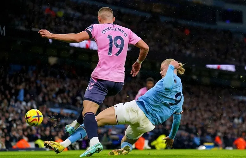 Anh may mắn tránh nhận thẻ đỏ sau pha vào bóng thô bạo với Vitalii Mykolenko sau đó. Anh may mắn tránh nhận thẻ đỏ sau pha vào bóng thô bạo với Vitalii Mykolenko sau đó.