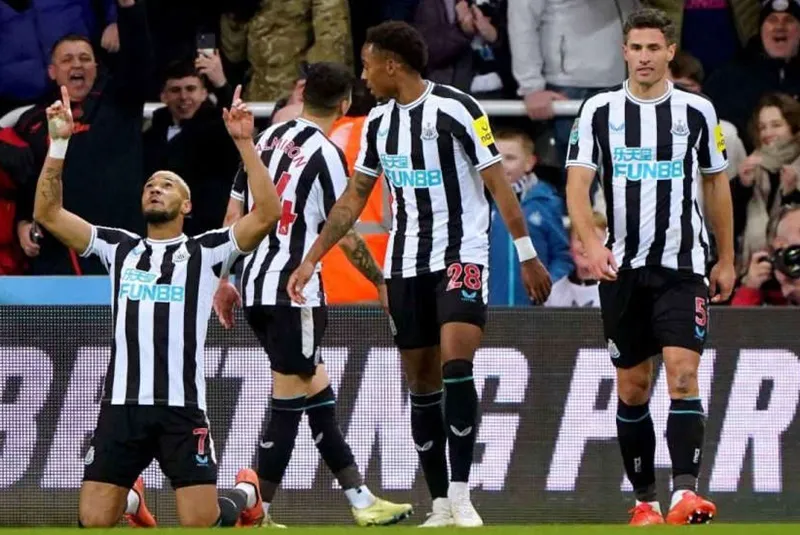 Newcastle thắng Leicester 2-0 và lần đầu tiên vào đến bán kết một giải đấu cúp quốc nội kể từ năm 1976.