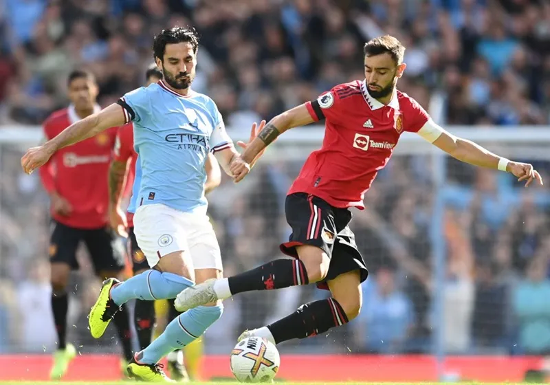 Trận derby Manchester khốc liệt nhất trong nhiều năm.