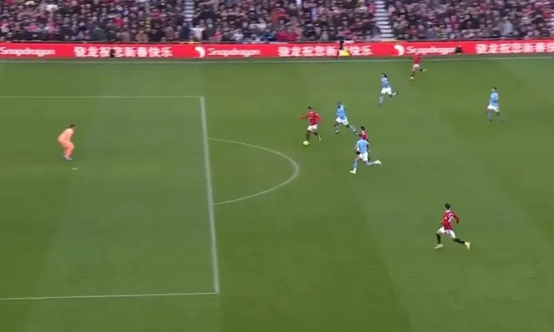 Rashford vẫn lao theo bóng khi thủ thành Ederson vẫn chưa biết cần can thiệp như thế nào.