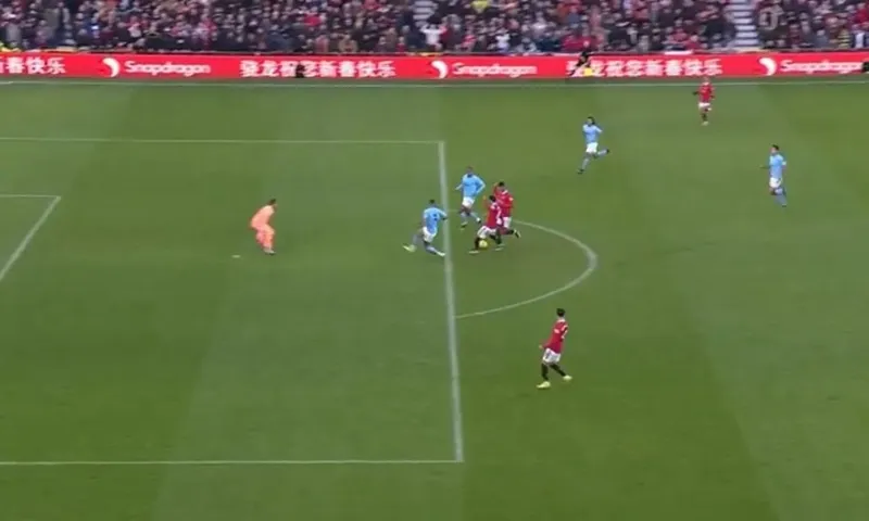 Và rồi Bruno Fernandes có mặt dứt điểm ghi bàn.