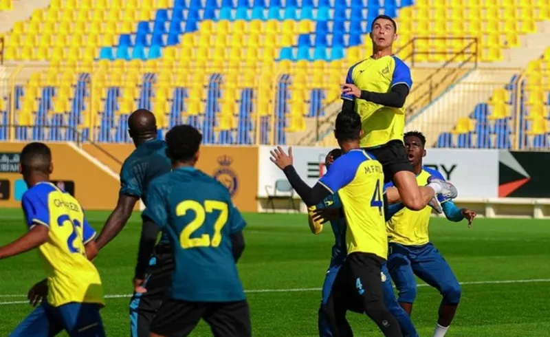 Ronaldo tập luyện trong màu áo mới Al Nassr.