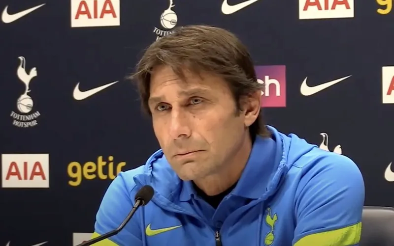 HLV Antonio Conte không hài lòng khi là người phải trả lời mọi câu hỏi về CLB.