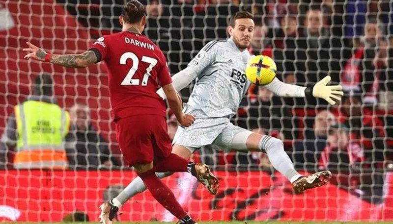 Nhưng tiền đạo Uruguay này bỏ lỡ đến 15 cơ hội ghi bàn rõ ràng, nhiều hơn bất kỳ ai.