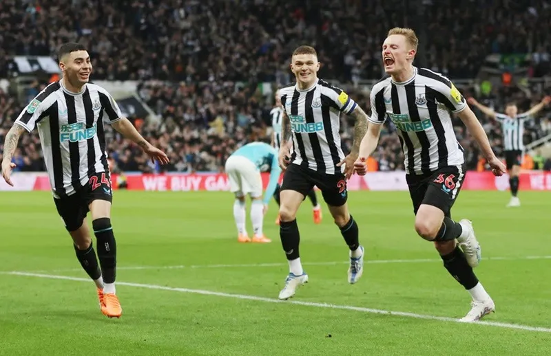 Sean Longstaff (phải) sắm vai người hùng đưa đội bóng thời niên thiếu vào chung kết.