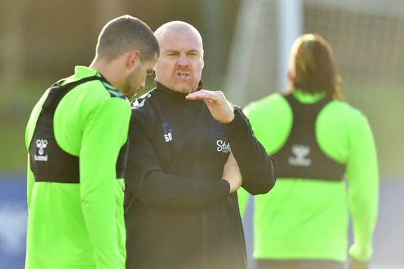 Sean Dyche có nhiệm vụ dọn dẹp mớ hỗn độn bị tích tụ qua bao nhiêu trào HLV.