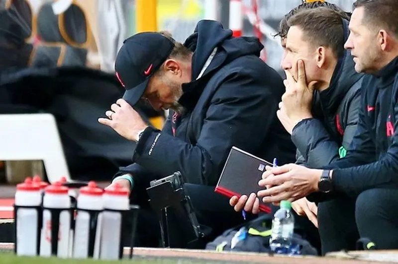 HLV Jurgen Klopp thất vọng chứng kiến đội bóng của mình trượt dài. HLV Jurgen Klopp thất vọng chứng kiến đội bóng của mình trượt dài.