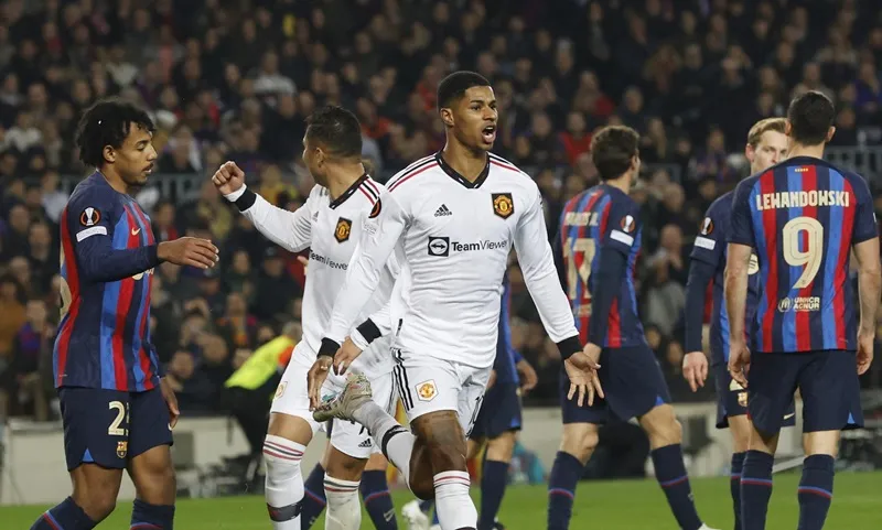 Ngăn tiền đạo Marcus Rashford ghi bàn lúc này cũng là một vấn đề với Barca.