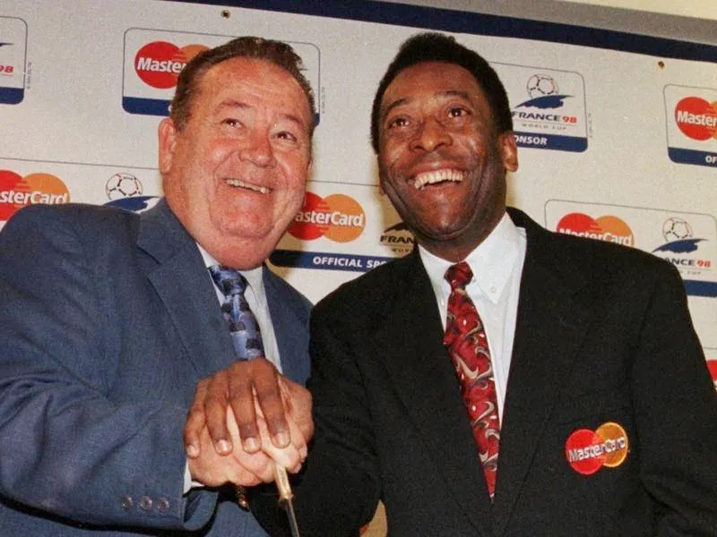 Just Fontaine giờ đã gặp lại Pele ở thế giới khác.