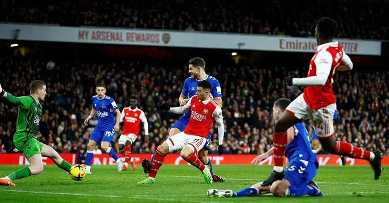 Arsenal có 100 chiến thắng trước Everton, trở thành đội đầu tiên làm được điều này trước một đối thủ trong lịch sử bóng đá Anh.
