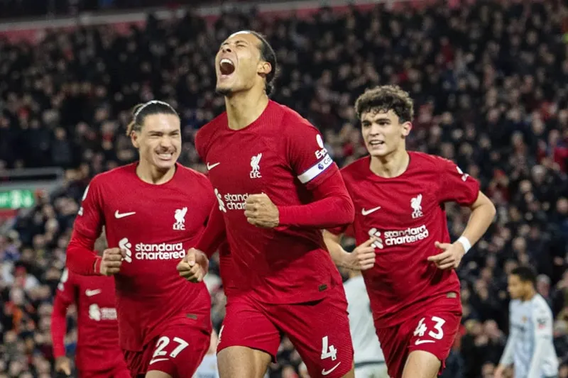 Virgil van Dijk mừng pha lập công mở đường đến thắng lợi quan trọng của Liverpool.
