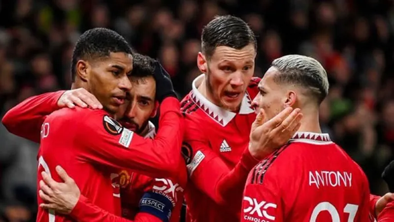 Sự phấn khích của 4 cầu thủ đã ghi bàn góp công vào chiến thắng.