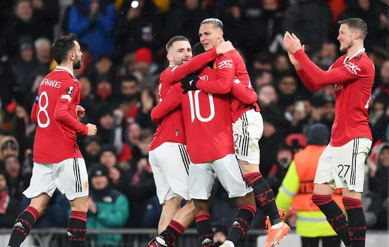 Man.United quật khởi sau thảm bại cuối tuần bằng chiến thắng 4-1 trước Real Betis để đặt một chân vào tứ kết.