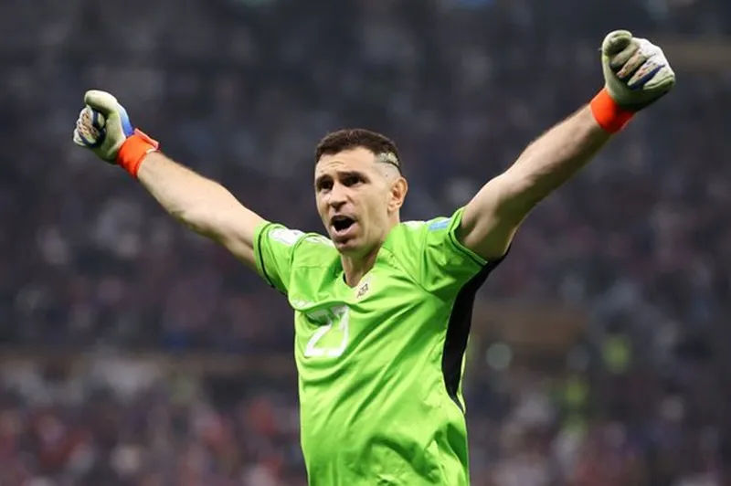 Emiliano Martinez chiến thắng trong loạt sút luân lưu tại chung kết World Cup 2022