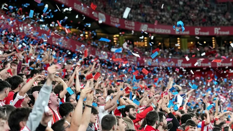 Khán giả chủ nhà ném những tờ tiền giấy có dòng chữ “mafia $” và huy hiệu của Barca xuống sân, cùng với đó hô vang “Barca xuống hạng”