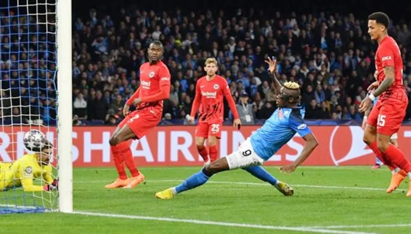 Tiền đạo Victor Osimhen tiếp tục phong độ ghi bàn rực cháy với cú đúp.