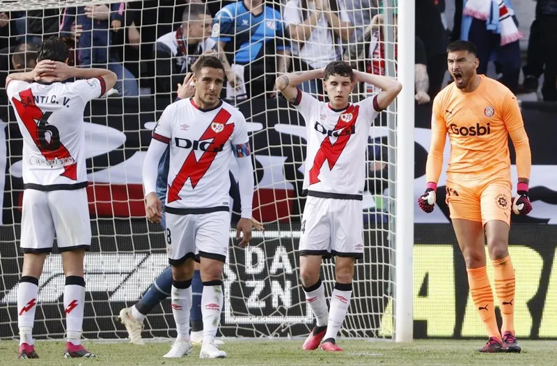 Vallecano bị cầm hòa trong diễn biến mà các cầu thủ chủ nhà gây trò cười trên chấm phạt đền. Vallecano bị cầm hòa trong diễn biến mà các cầu thủ chủ nhà gây trò cười trên chấm phạt đền.